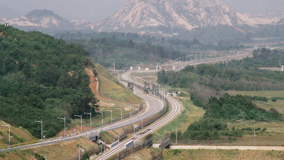 韓国へのすべての道路と鉄道を遮断する北朝鮮軍:戦争を防ぎ、安全を守る