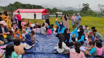PLN Volunteers Join Children At The Cianjur Earthquake Refugee Command Post
