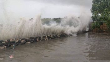 BMKG ISSUEs An Early Warning Of Rob Flood Threats In The Coastal Area 7 Of The NTT Regional Island