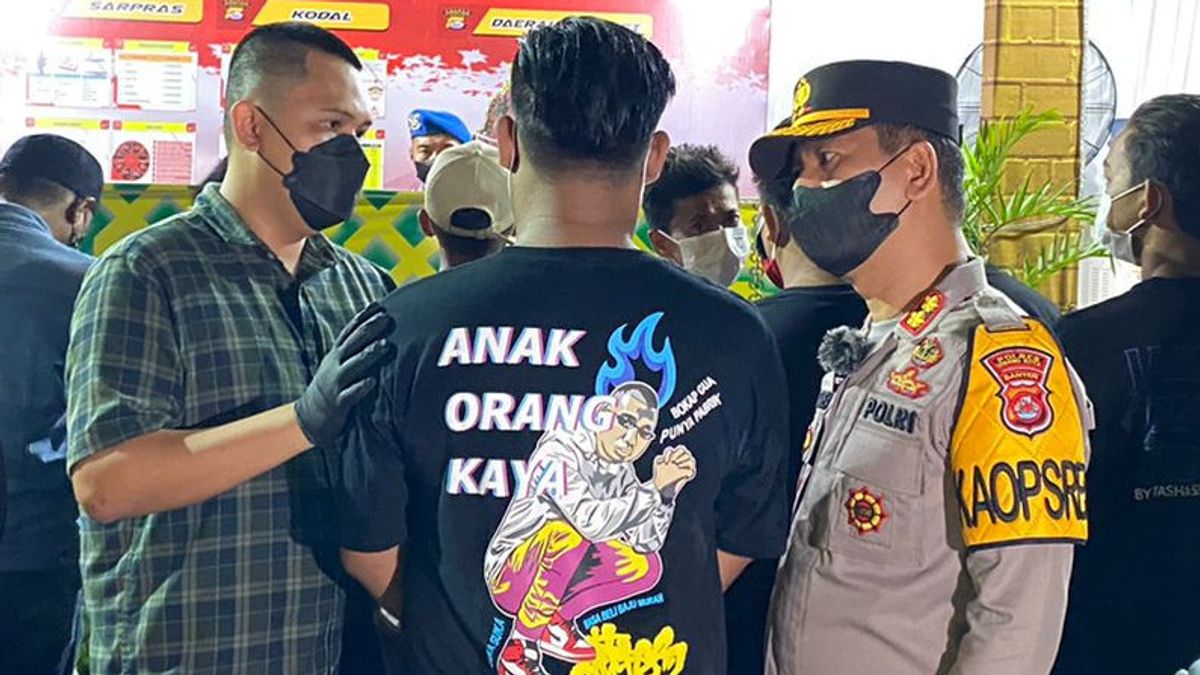 Edan! 13 Jukir di Royal Serang Kota Minta Uang Parkir Rp100 Ribu ke Pedagang di Malam Takbiran