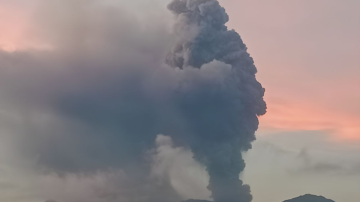 星期一早上,北马鲁古杜科诺山的喷发继续增加
