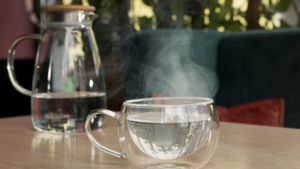 Tren Minum Air Panas di Pagi Hari Viral di TikTok, Benarkah Bermanfaat?