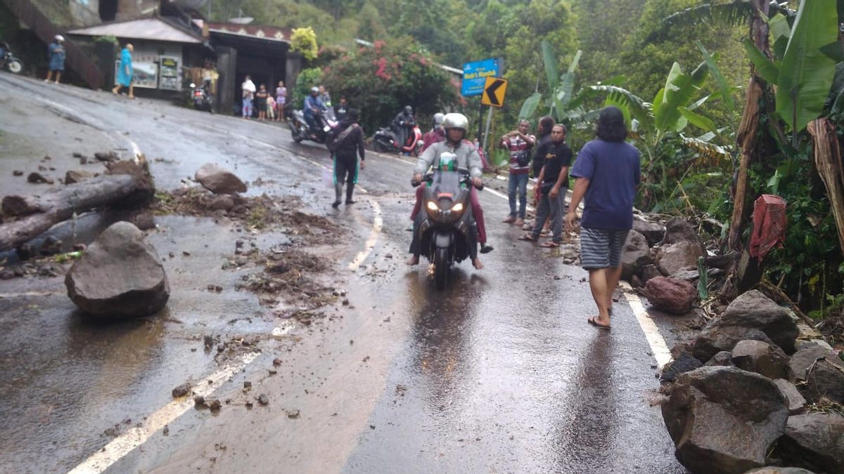 Hujan Deras, Batu Longsor Berserakan ke Jalan hingga Sempat Lumpuhkan Jalur Denpasar-Buleleng