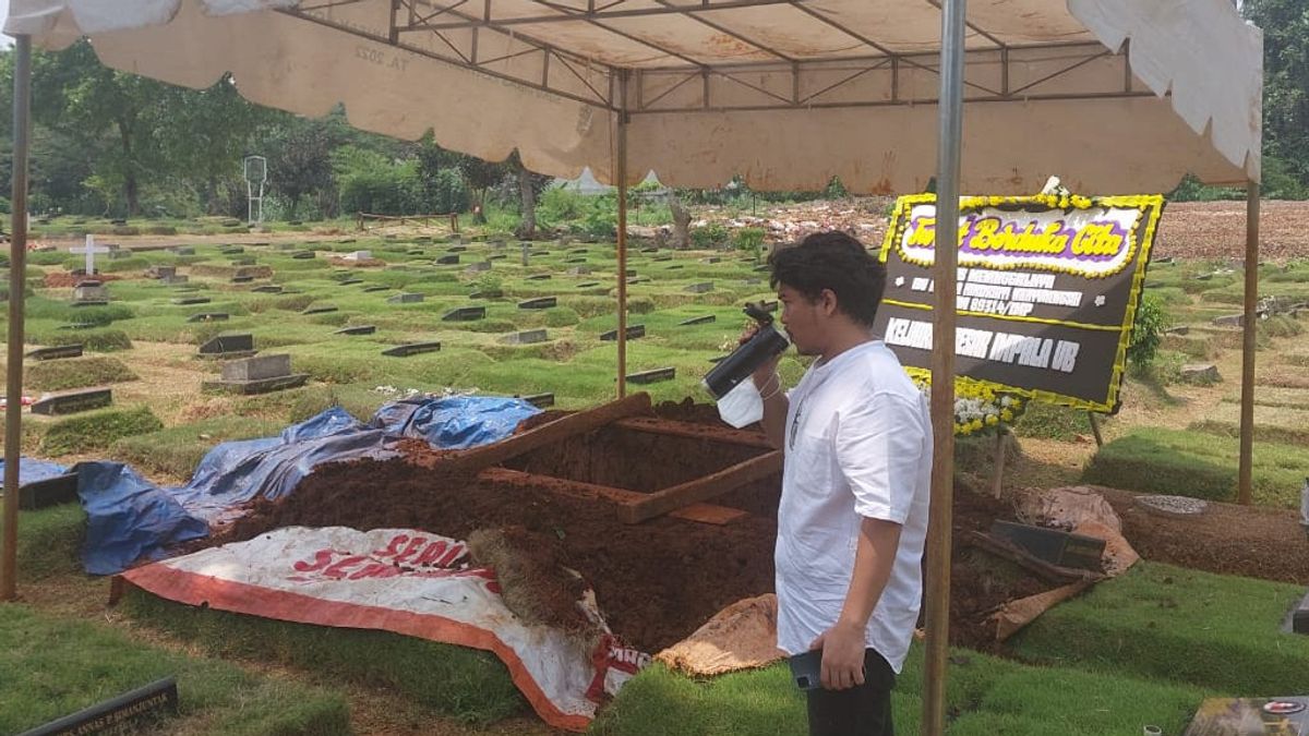 今日の午後、ブカシの切断犠牲者は、カンポンカンダンで子供たちと一緒にワンリャンに埋葬されました