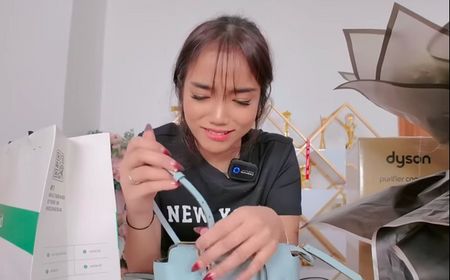 Bikin Warganet Terkejut, Fuji Dapat Tas Branded Seharga Puluhan Juta dari Fans