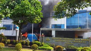 Trisakti大学Cempaka Putih校园F因公共汽车火灾而起火