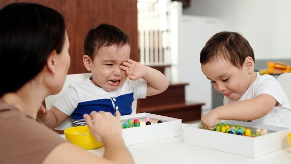 Qu’est-ce Qui Soutient Le Mieux Le Développement De L’enfant, La Baby-sitter Ou La Garderie?