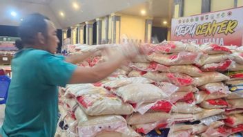 Flood And Landslide Victims In South Sulawesi Receive 40 Tons Of Rice Aid