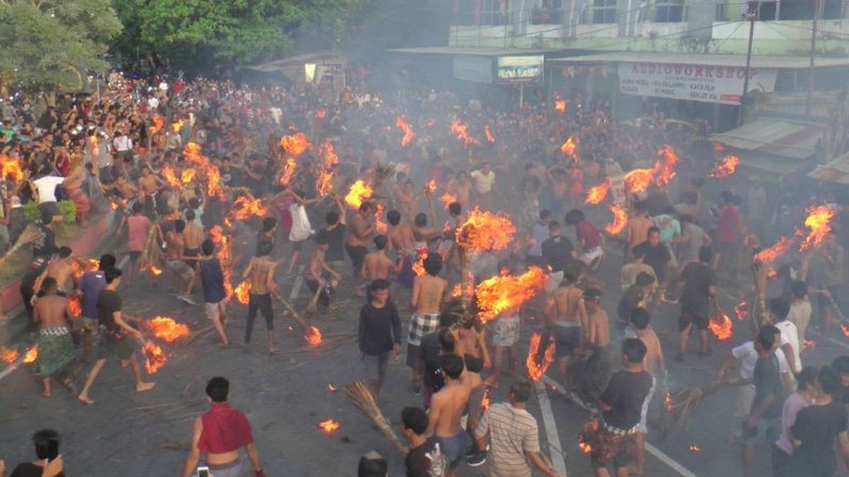 Umat Hindu di Mataram Perang Api Sambut Hari Raya Nyepi