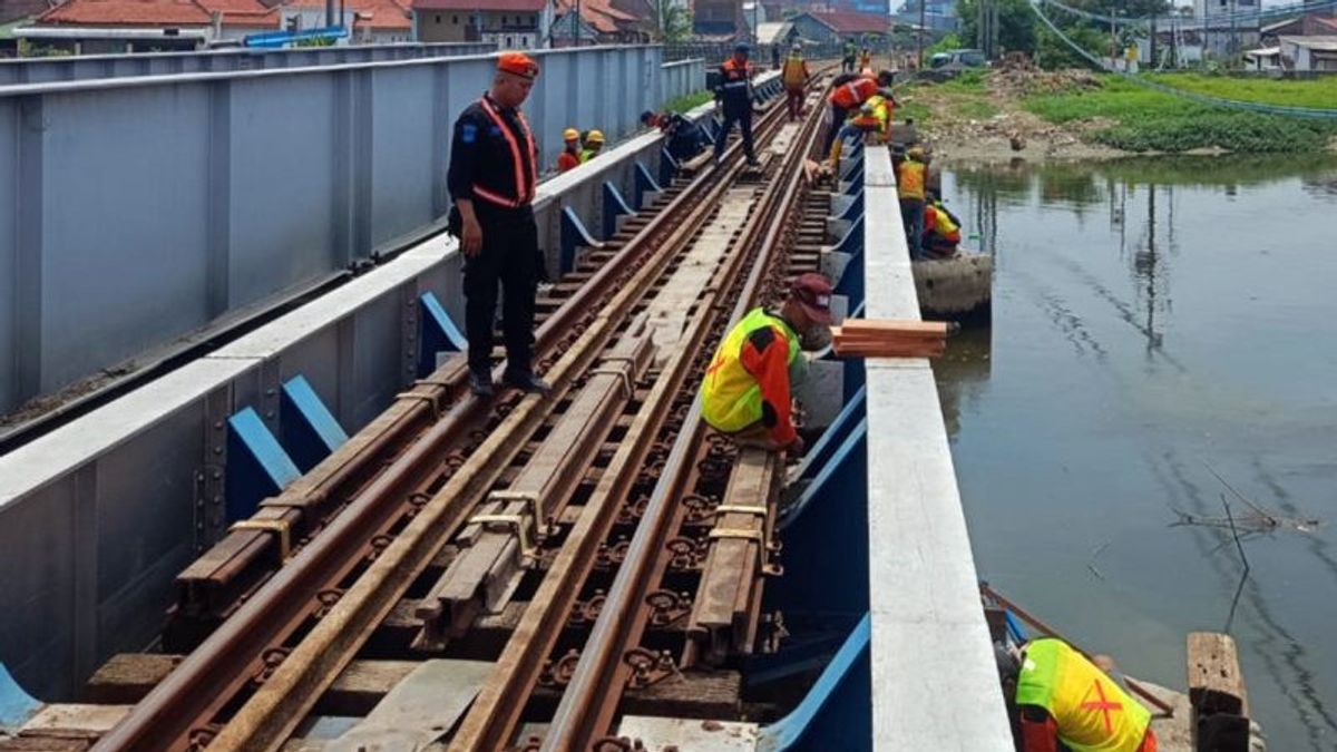 由于三宝垄东洪水运河铁路大桥的工作,Jalan Tegal Rejo-Purwosari Raya暂时关闭