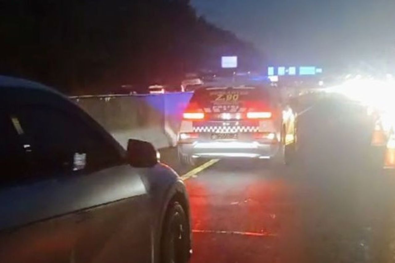 Traffic Is Crowded, Officers Apply Contraflow On Japek Toll Road