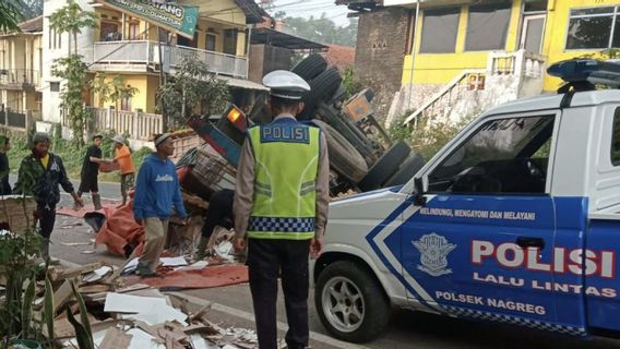 Polisi Evakuasi Truk Terguling yang Tutup Jalur Nagreg