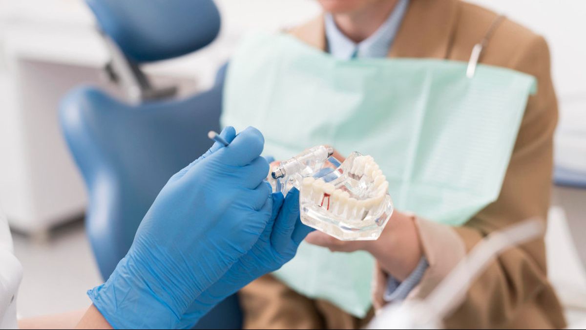 Understand the Advantages and Disadvantages of Acrylic False Teeth Before Mounting