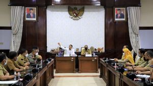 Wali Kota Surabaya Eri Cahyadi Ingatkan Camat-Lurah Humanis ke Pedagang: Jangan <i>Diobrak</i> Kalau Langgar Prokes