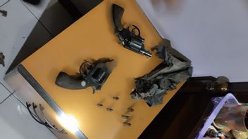 En plus de 2 senpies et munitions, la police a trouvé des grenades de nanas dans la maison présumée de Dukun Santet dans la région de Ciputat