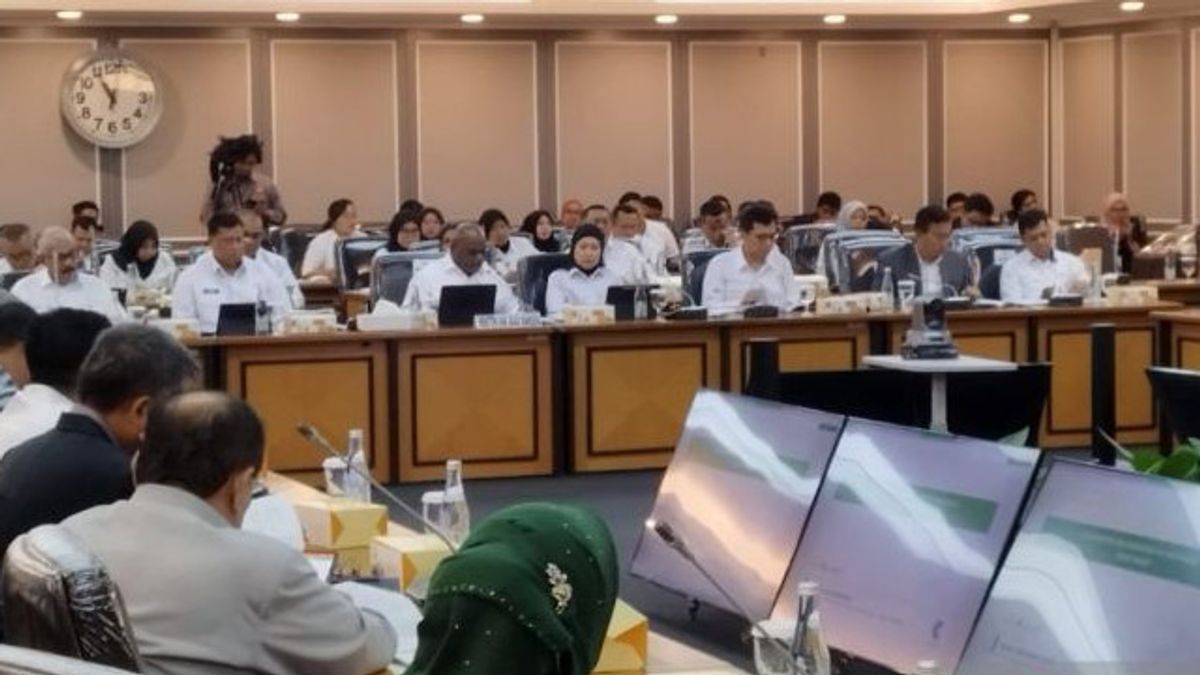 100営業日、人権大臣は、国家公務員を侮辱したために投獄された人はいないと自慢