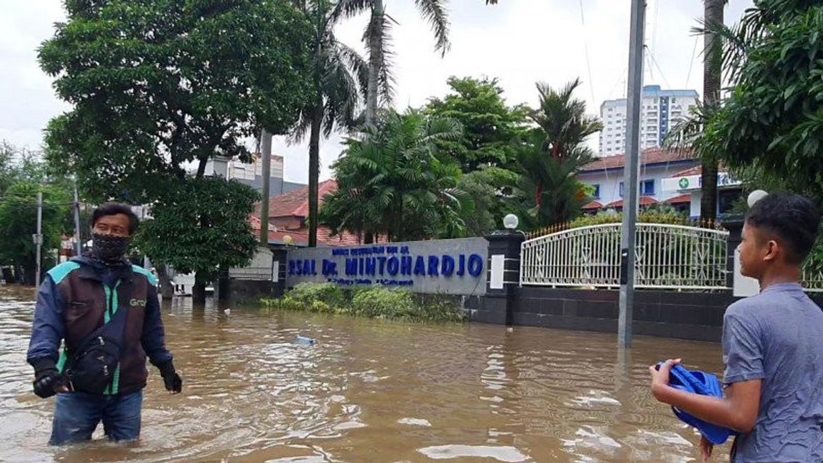 1,722人の東ジャカルタの住民が依然として避難し、自宅に閉じ込められた高齢者を含む5人が死亡した