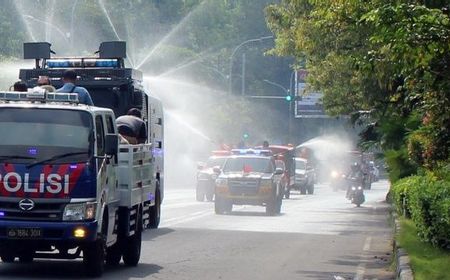 Tim Gabungan di Solo Semprot Disinfektan Lagi Padahal WHO Pernah Bilang Itu Sia-sia