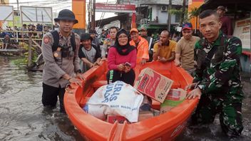 Polri dan TNI di Kelapa Gading Kirim Bantuan Beras dan Mie Instan Pakai Perahu Lintasi Banjir ke Posko Pengungsian