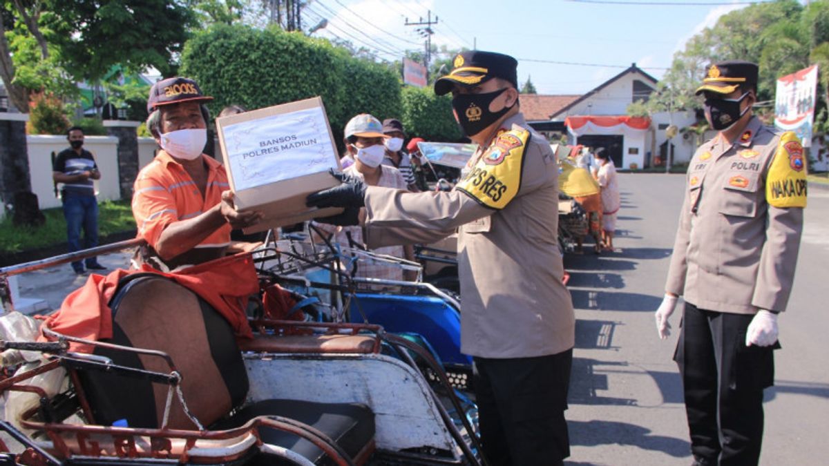 Police In Madiun Distribute Basic Food, Hoping To Reduce Communities' Burden Affected By COVID-19