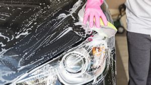 Alasan Dilarang Mencuci Mobil di Bawah Sinar Matahari: Dapat Merusak Eksterior 