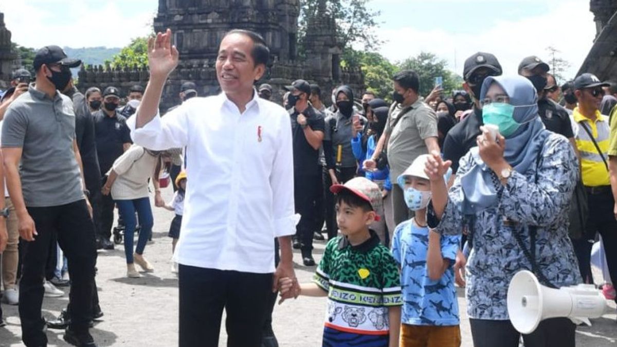 At The End Of Week Jokowi Together Cucu Keliling Prambanan Temple