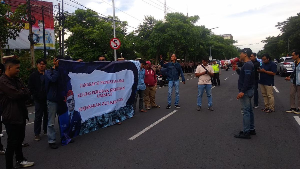 东爪哇地区警察局的Santri Demo Massa, 敦促警方处理Zulkifli Hasan Soal Kelakar Salat