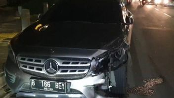 ケマンでのサルシャビラアドリアーニ事故、2台の車と駐車場労働者が襲った