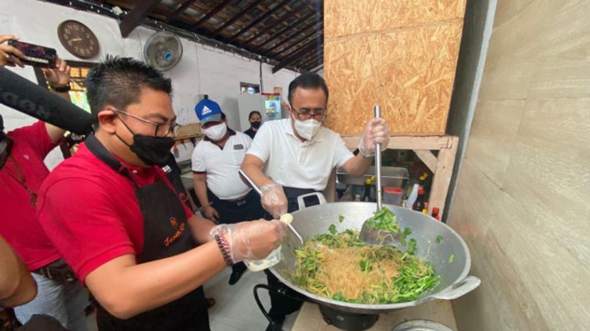 Le Gouvernement De La Ville De Denpasar Ouvre Un Poste De Cuisine Publique COVID-19