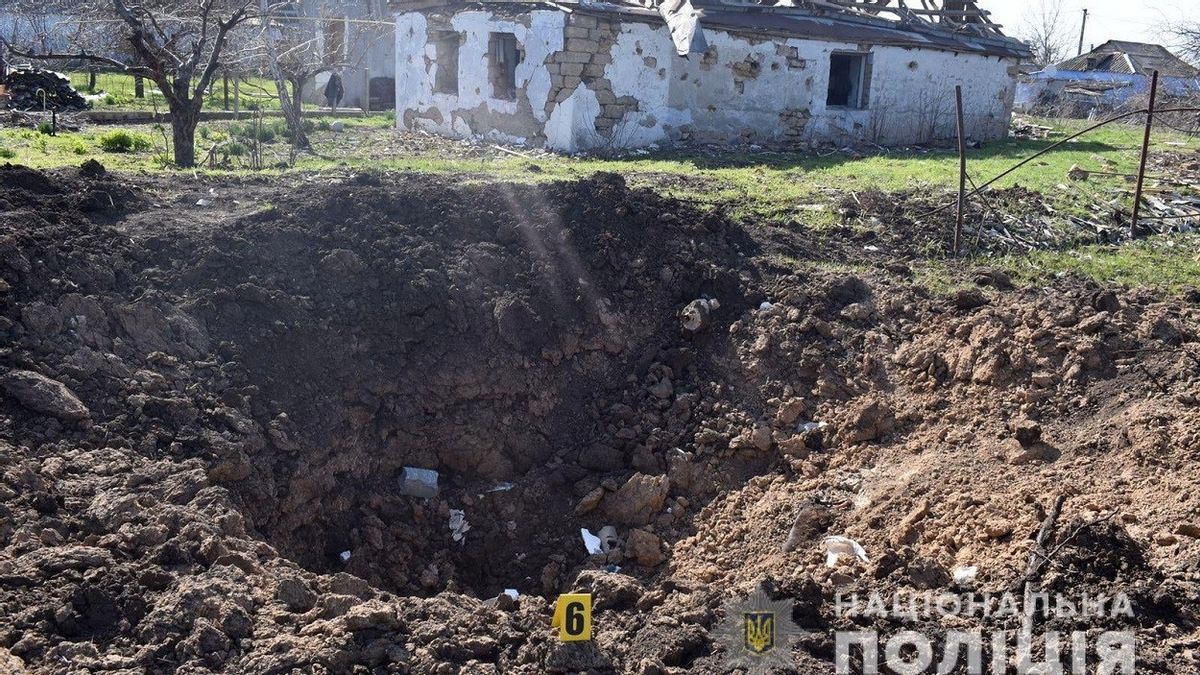ウクライナ当局者は、ロシアのロケット攻撃がドニプロ空港を破壊し、ロシアはナショナリスト大隊の基地と本部を主張