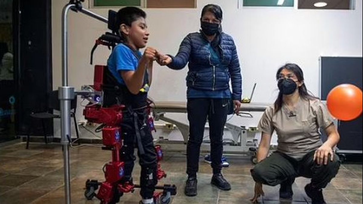 بفضل روبوت الهيكل الخارجي ، أصبح بإمكان الأطفال المصابين بالشلل الدماغي في المكسيك الآن المشي بمفردهم
