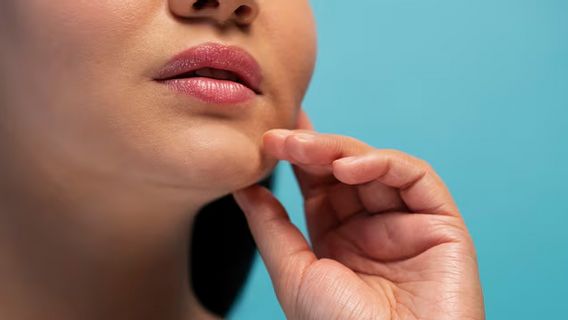 頬の深い笑顔を隠す方法