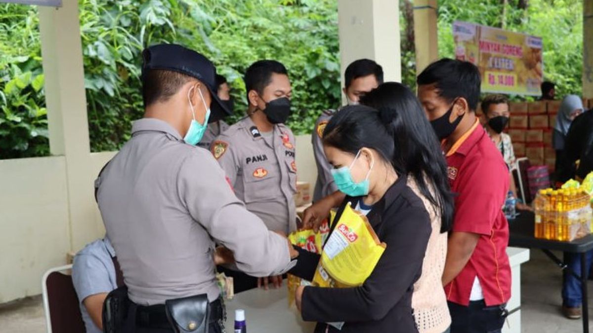 Stabilkan Harga Minyak Goreng Polisi Gelar Operasi Pasar di Sukabumi