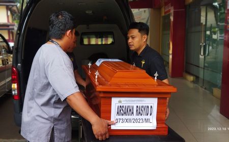 4 Peti Jenazah Korban Ayah Kandung, Diangkut Menggunakan 2 Ambulan RS Polri Menuju TPU Perigi Sawangan