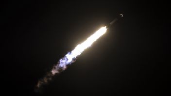 SpaceX Sukses Luncurkan Falcon Heavy Setelah Tiga Kali Penundaan