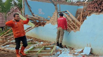 Girimukti Sukabumi Elementary School Classroom Collapses In Rain Accompanied By Strong Winds