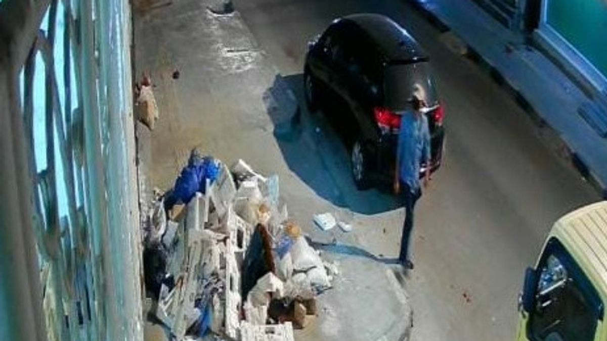 The Action Of The Box Car Thief In Petamburan, West Jakarta, Was Recorded By CCTV