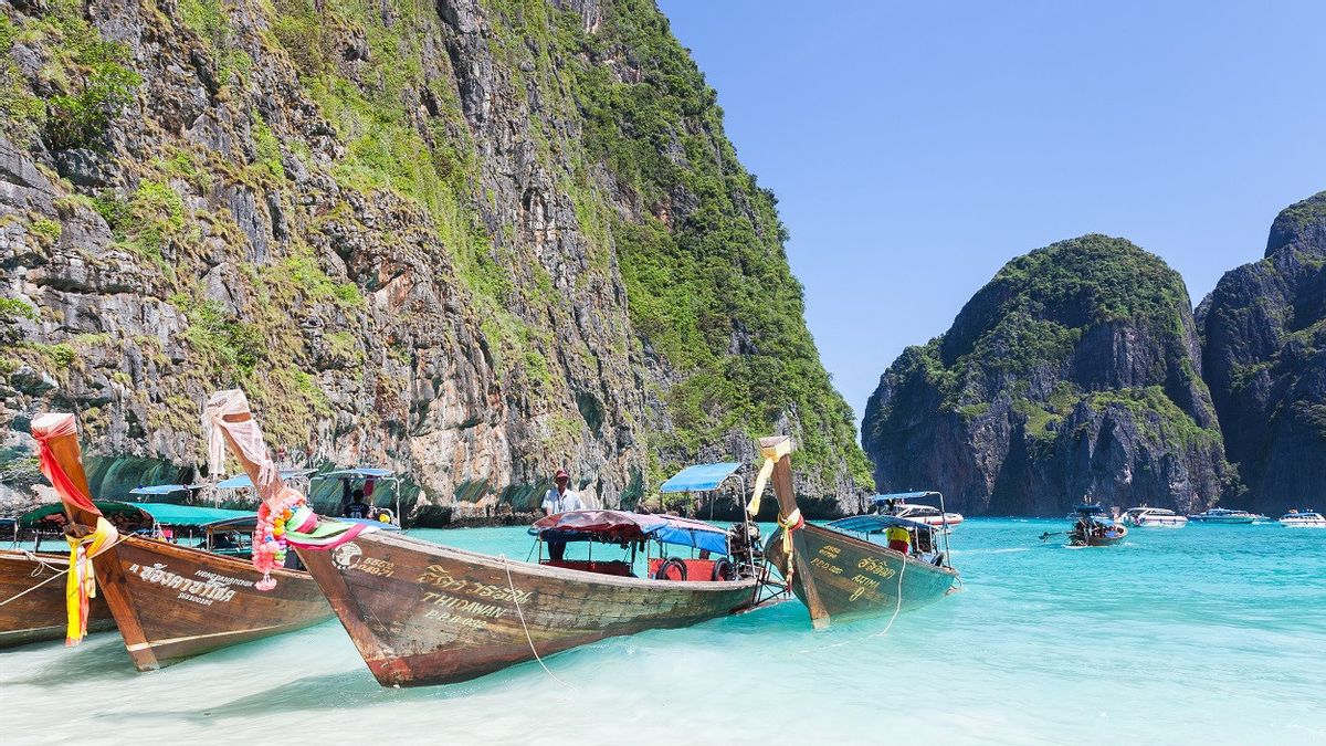Setelah Ditutup Empat Tahun, Maya Bay yang Dipopulerkan Film <i>The Beach</i> Kembali Dibuka, Turis Dilarang Berenang