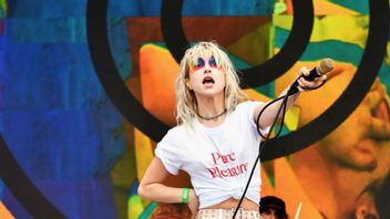 Saat Hayley Williams 'Cosplay' Jadi Freddie Mercury di Wembley