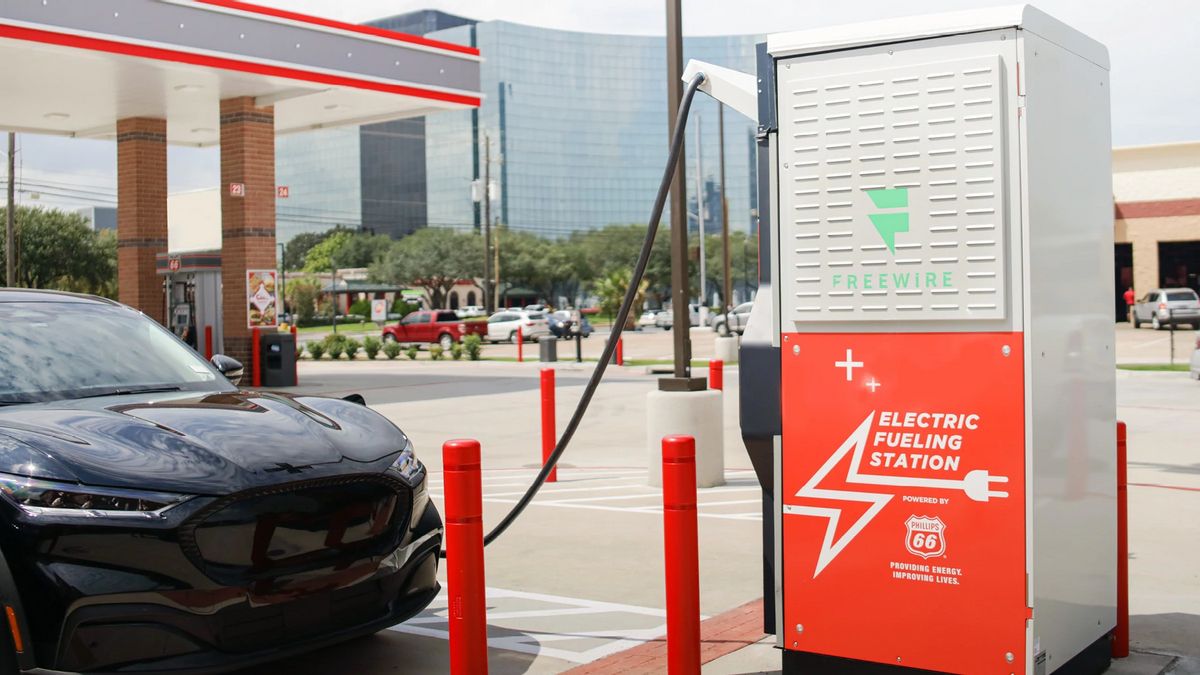 FreeWire EV Ultra-fast Charging Debuts at Phillips 66 . Main Station