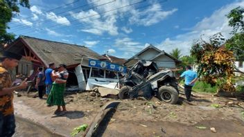 Sand Loading Truck Hits 9 Houses In Pasuruan