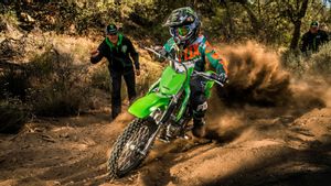 Kawasaki KLX140R L Resmi Meluncur, Motor Offroad Sempurna untuk Pemula