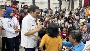 Pramono Visits Flood Victim Evacuation At Otista Sports Hall, Residents Complain About Hanyut School Equipment