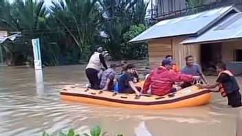 洪水は後退し始め、何千人ものピディ・アチェ住民がまだ避難所にいる