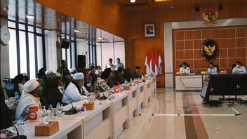 与社区领袖Mahfud MD会面，要求马杜拉成为东爪哇省的一个独立省