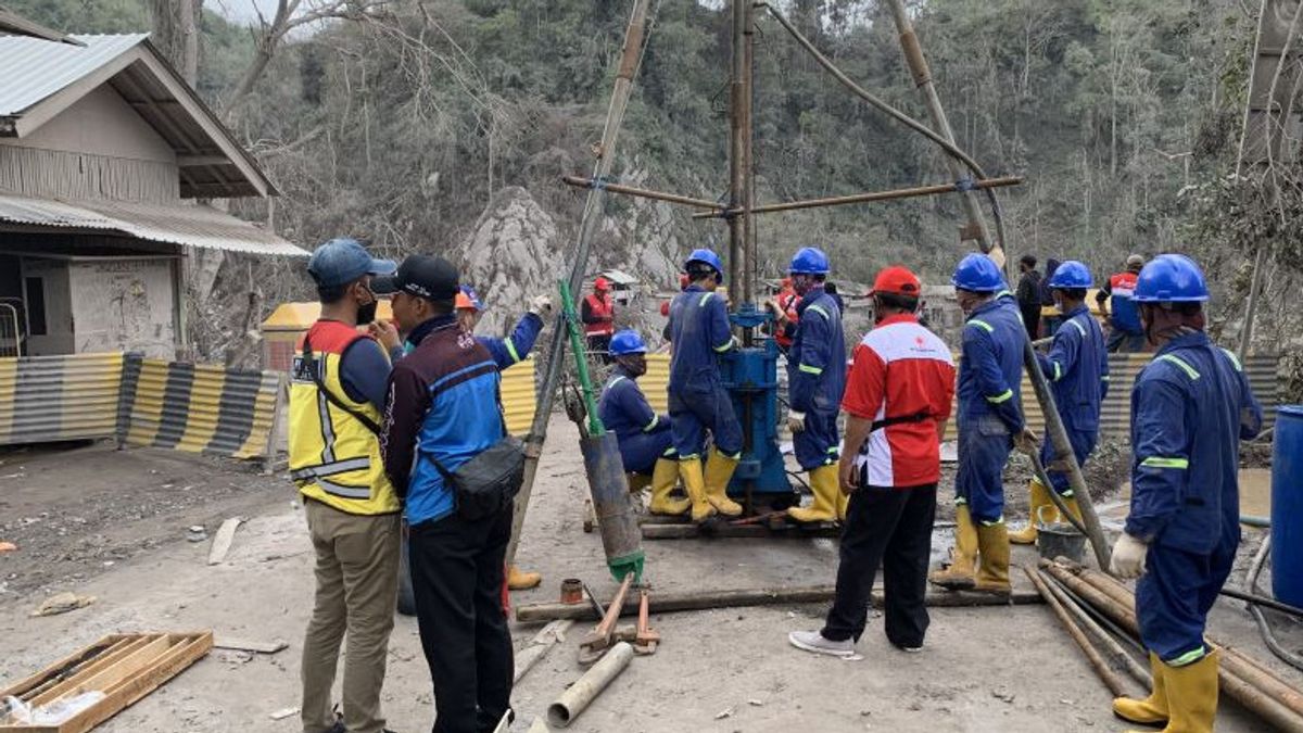 PUPR فريق يأخذ عينات التربة لإصلاح جسر غلاجاك بيراك Lumajang التي دمرتها لاهار من ثوران سيميرو