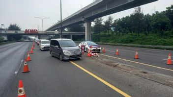 Volume Kendaraan Padat, Tol Jakarta-Cikampek Sempat 