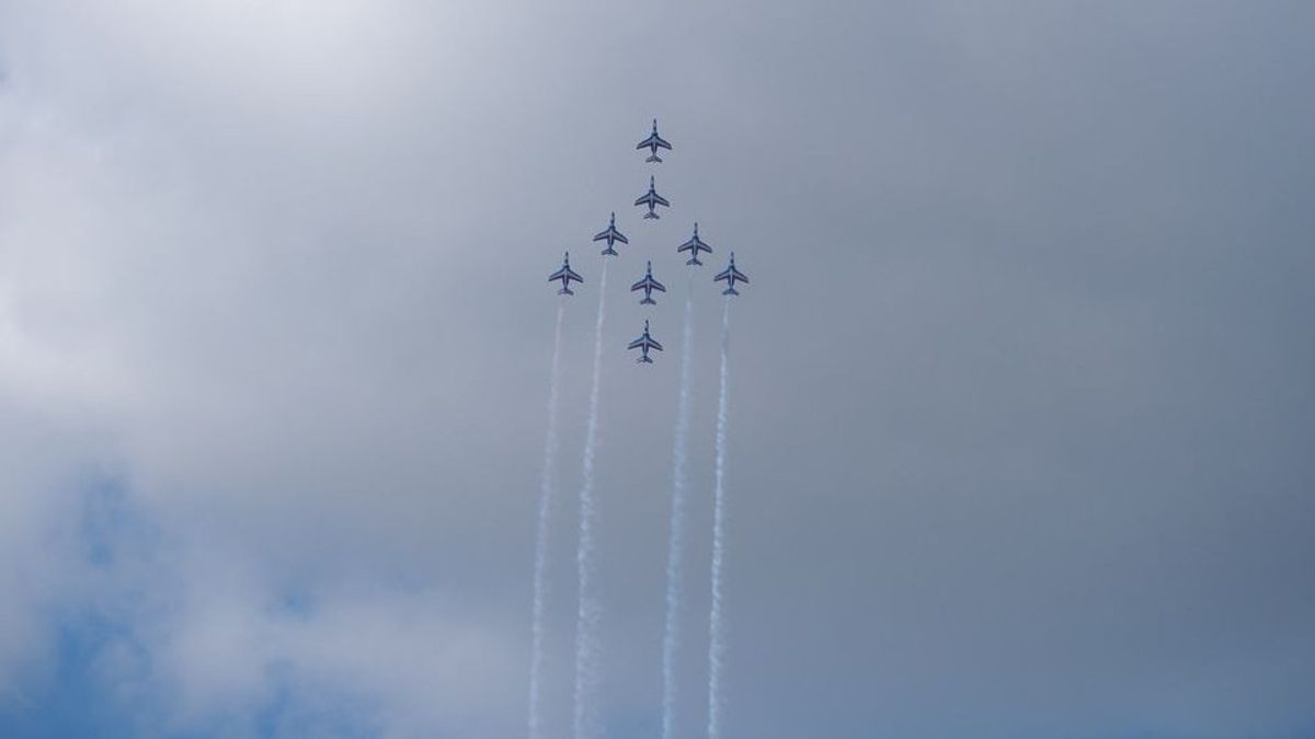 期待8月17日在雅加达皇宫区的天空中，18架战斗机将扭动形成77号