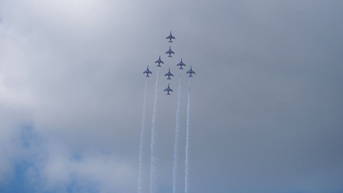 8月17日を楽しみにジャカルタ宮殿エリアの空に、18機の戦闘機が77号機を形作ってねじれます