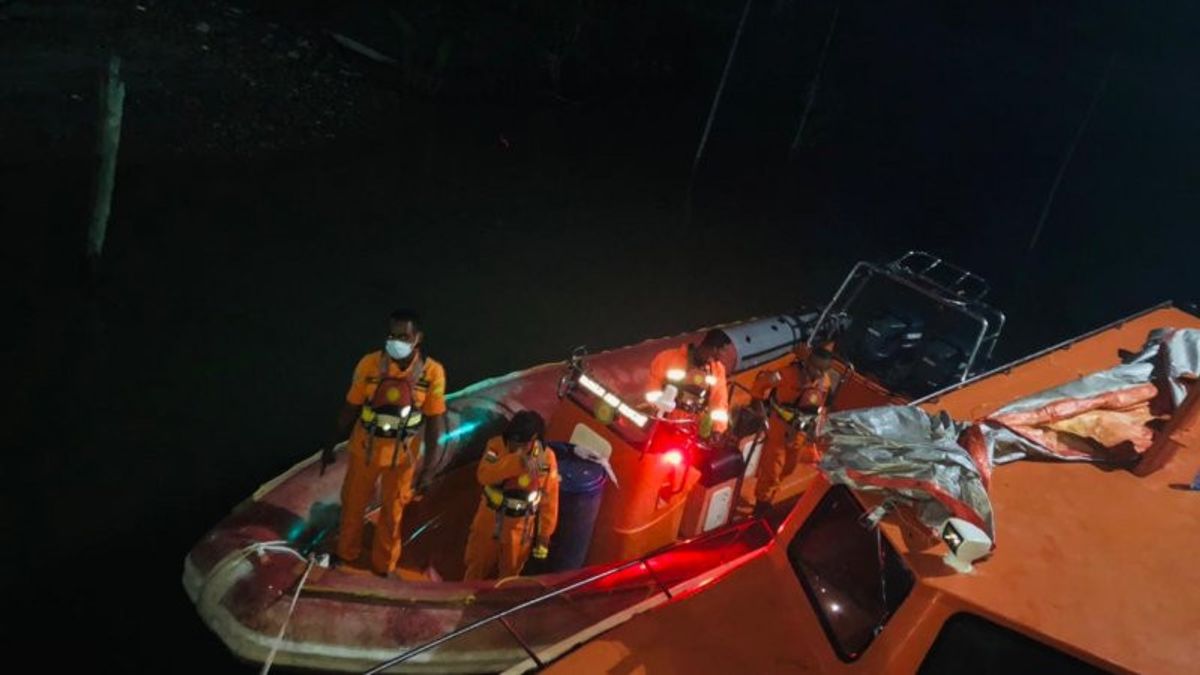 موجات 3 أمتار تمنع البحث عن 7 ركاب يغرقون في مياه يابيرو، بابوا
